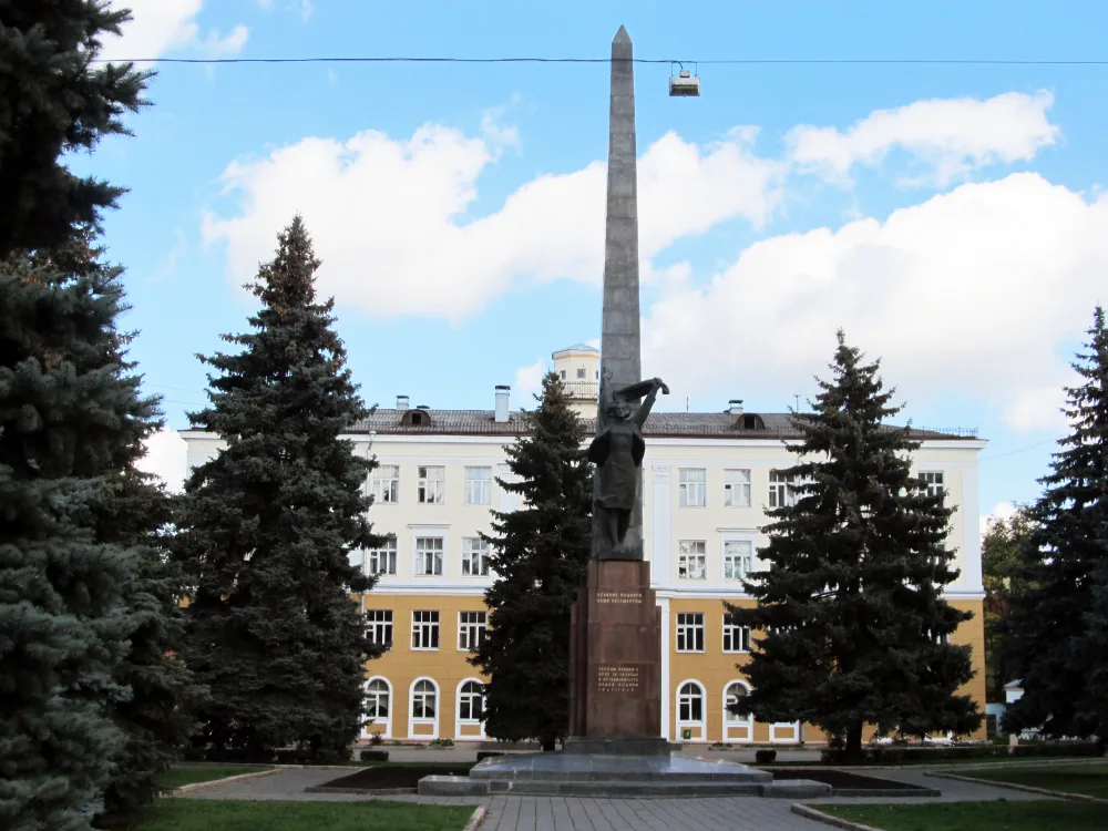 Памятник комсомольцам