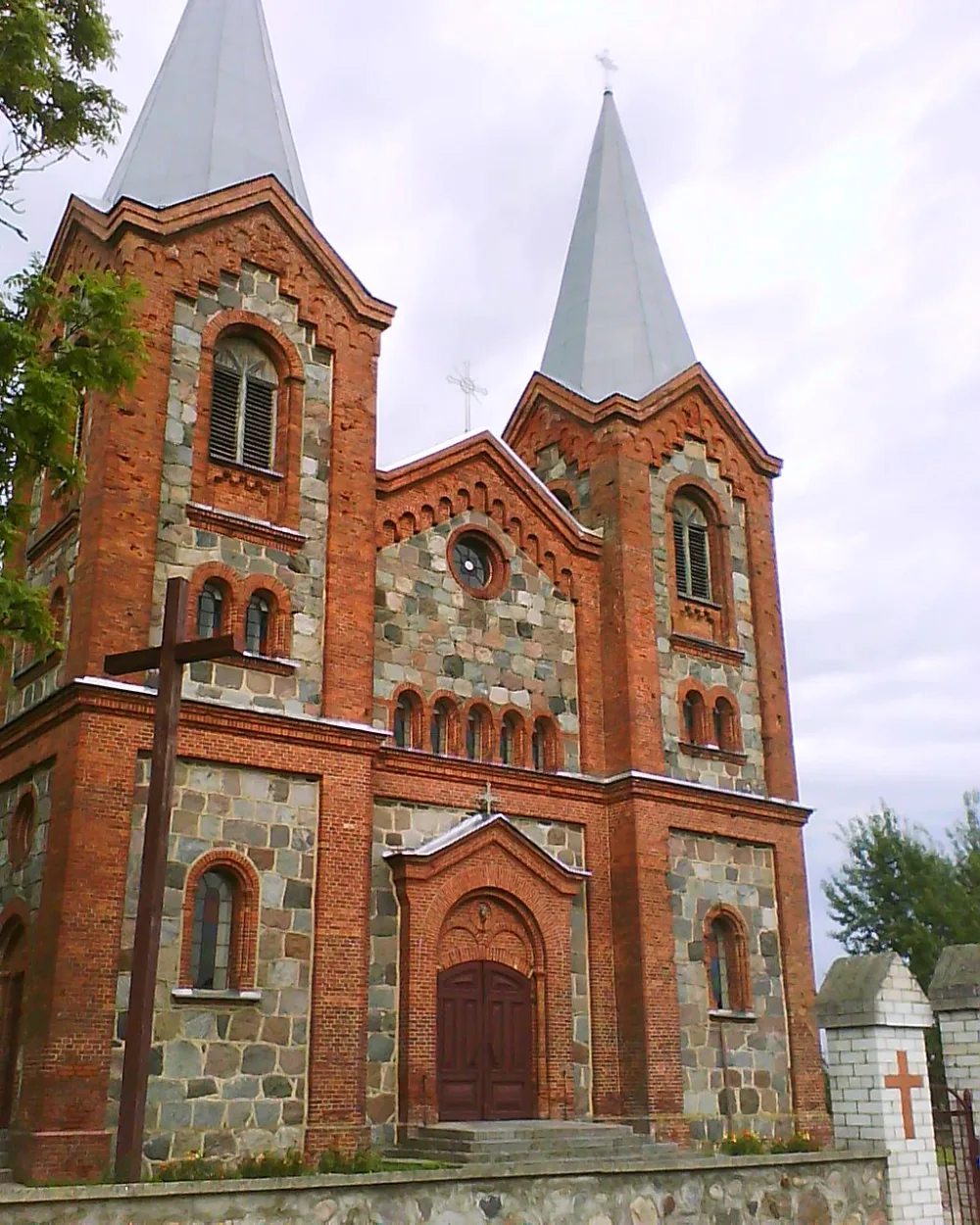 Костёл Пресвятой Троицы (Плюсы)