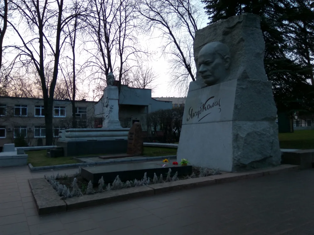 Надгробный памятник Якубу Коласу