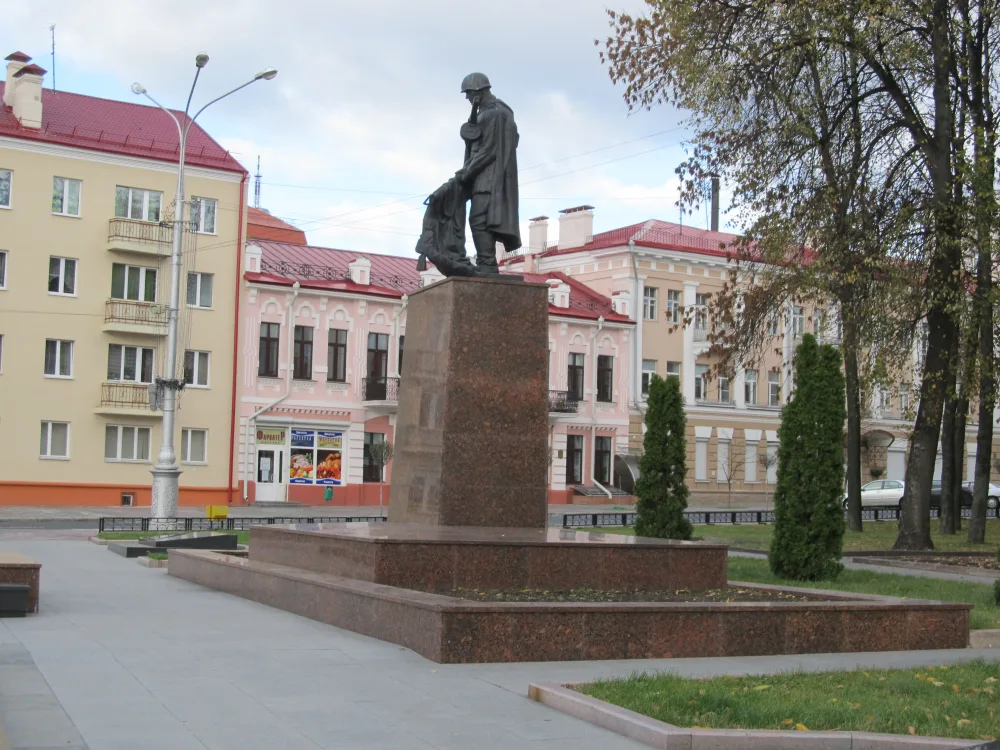 Мемориал павших воинов на площади Труда