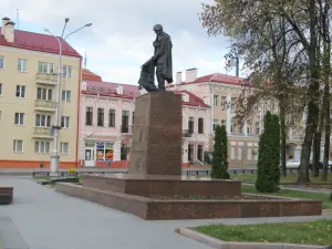 Мемориал павших воинов на площади Труда