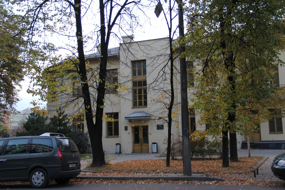 Здание поликлиники