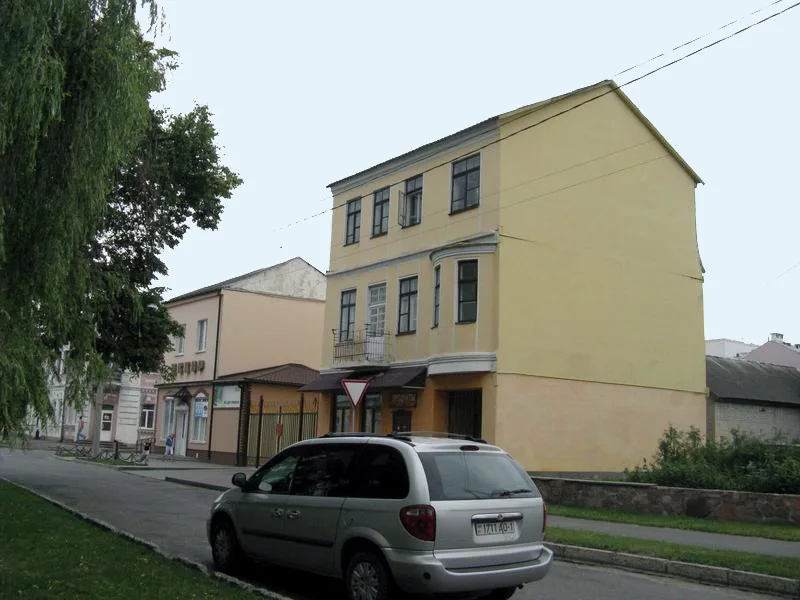 Дом на плошчы Кастрычніка, 3