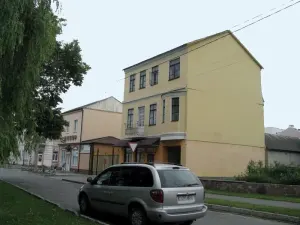Дом на плошчы Кастрычніка, 3