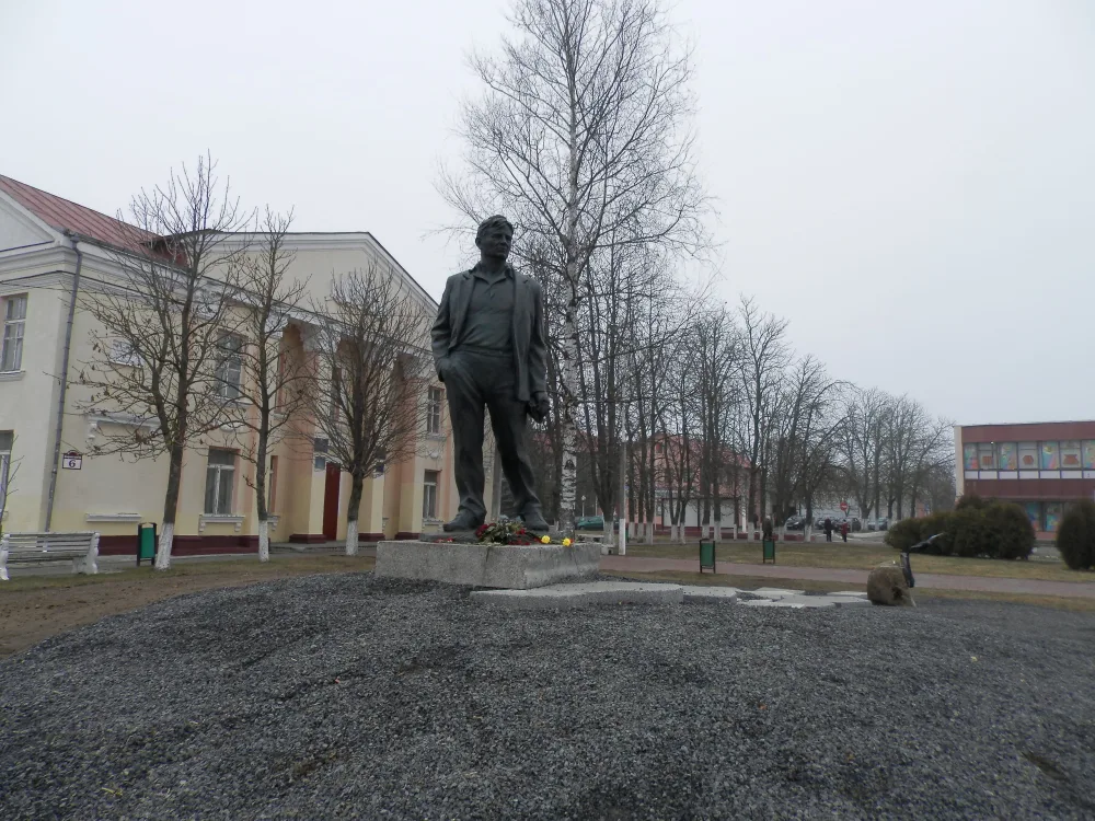 Памятник Максиму Танку