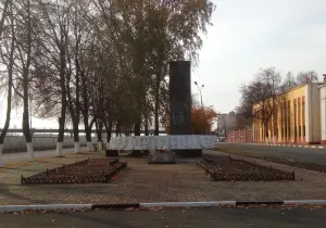 Памятник рабочим завода «Гомсельмаш»