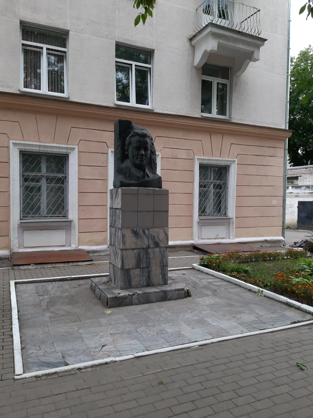 Помнік Кіраву