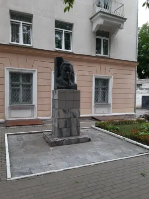 Помнік Кіраву