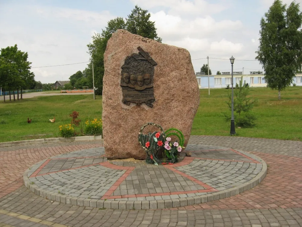 Помнік лётчыкам збітага немцамі самалёта