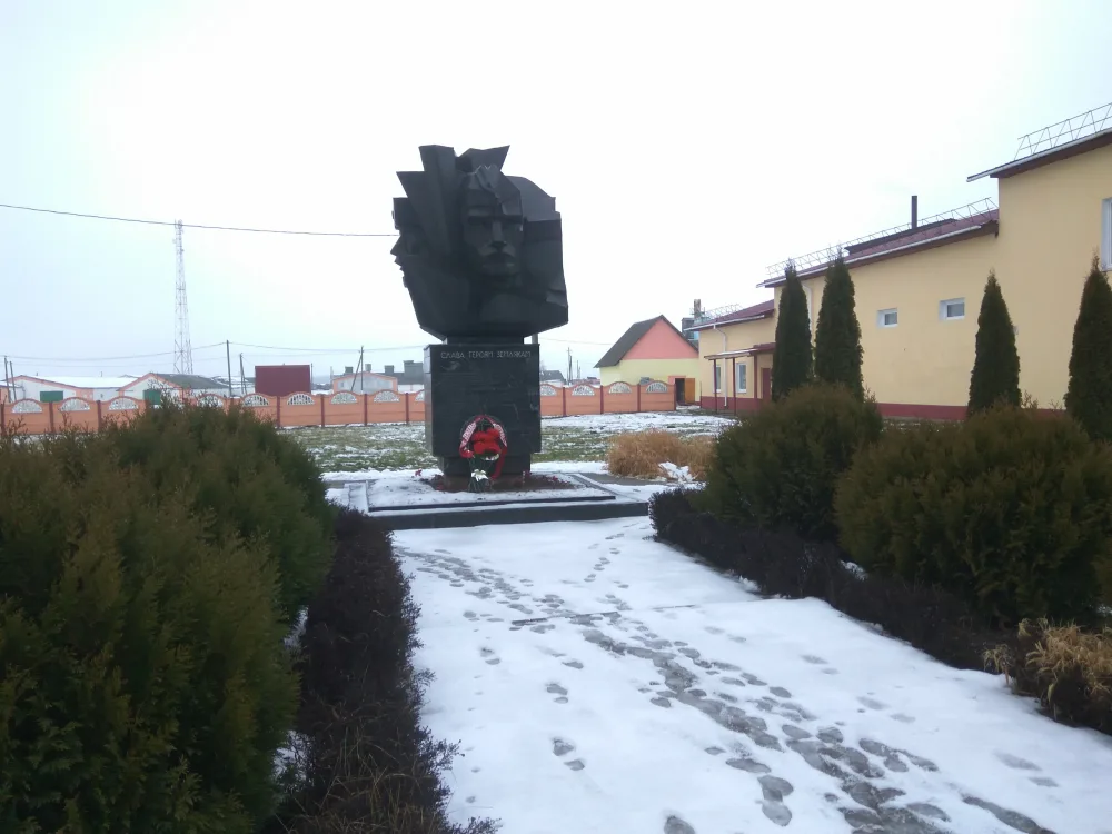 Помнік землякам