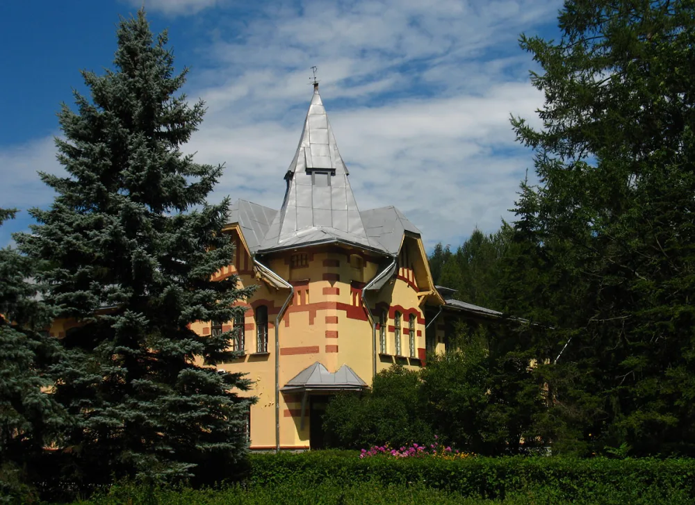 Будынак былой земляробчай школы, Лужасна
