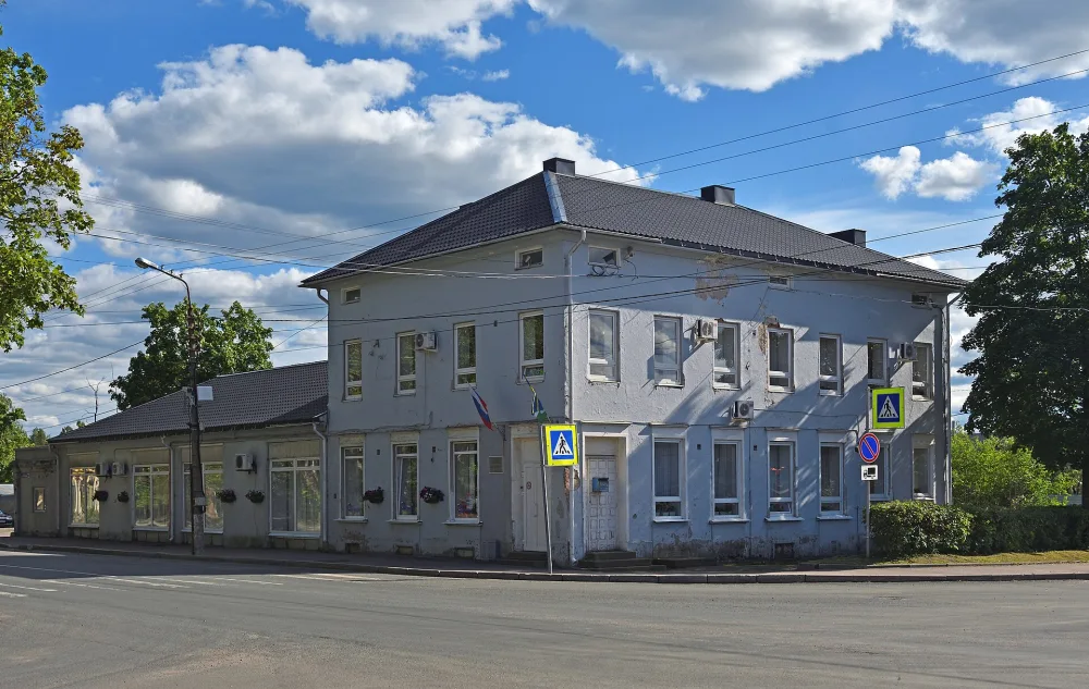 Здание банка с магазинами (Светогорск)