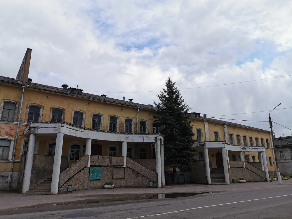 Здание, в котором 15.09.18 г. проходила уездная партконференция (Бежецк)