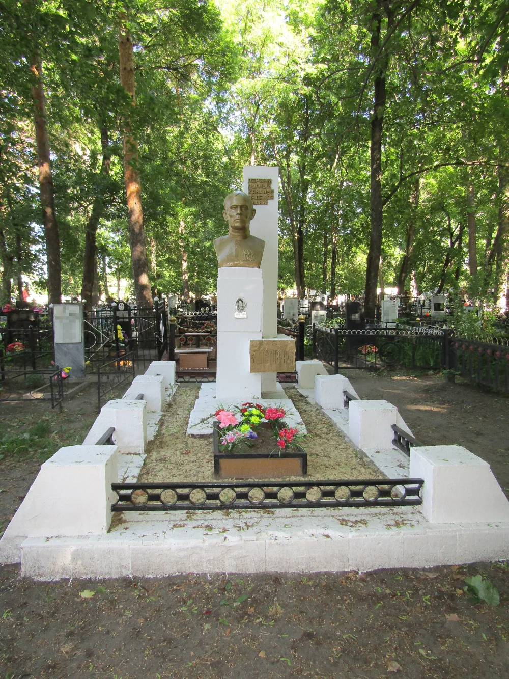 Могила Н.А. Залётова (1914-1977), полного кавалера ордена Славы имеющего орден 1 степени за номером 1 (Сердобск)