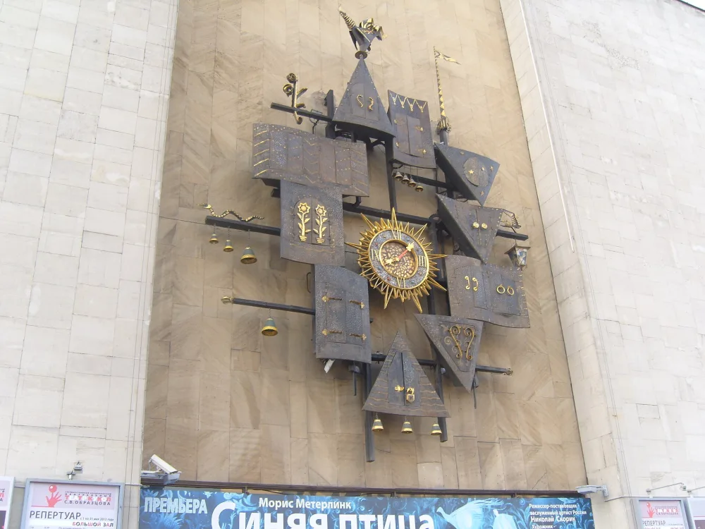 Часы на фасаде театра кукол