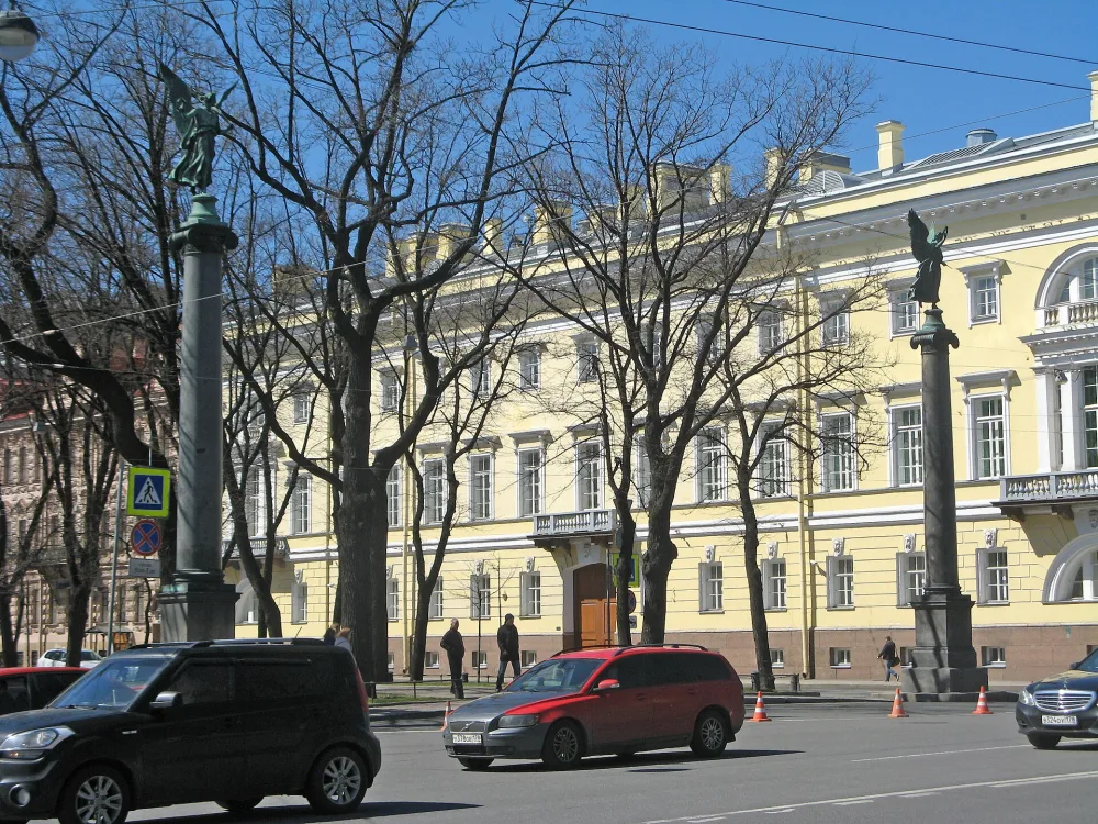Колонны со статуями Победы