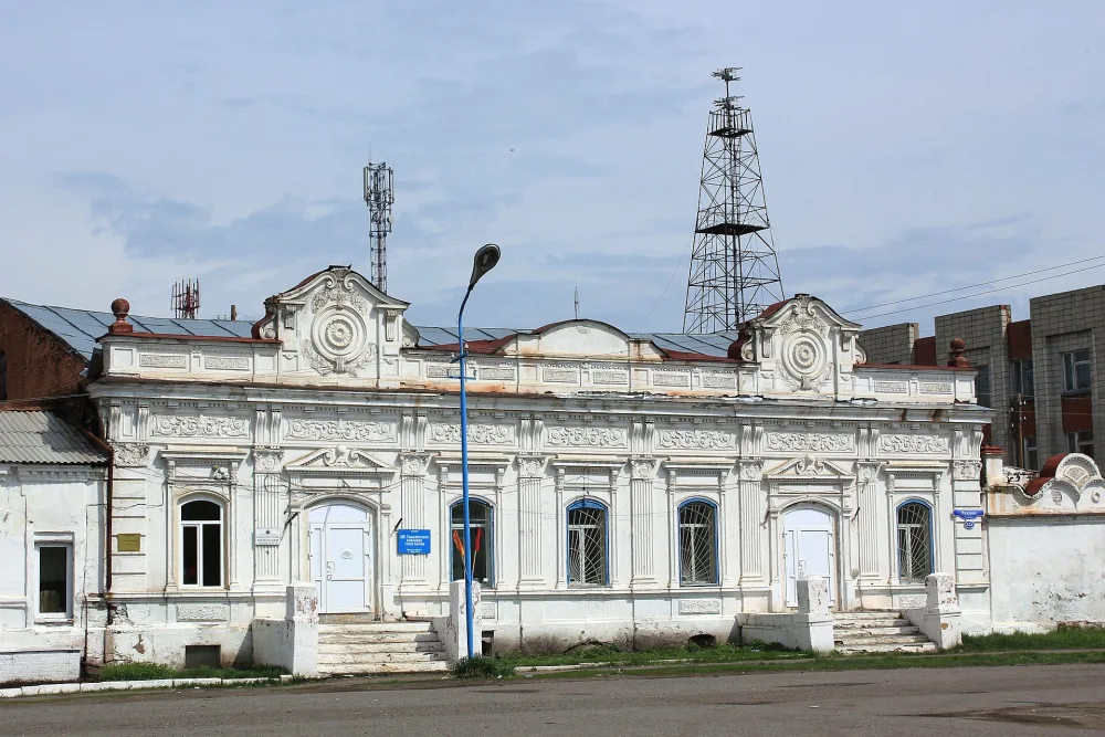 Здание одной из первых библиотек в области (ранее - магазин купцов Афониных) (Тюкалинск)