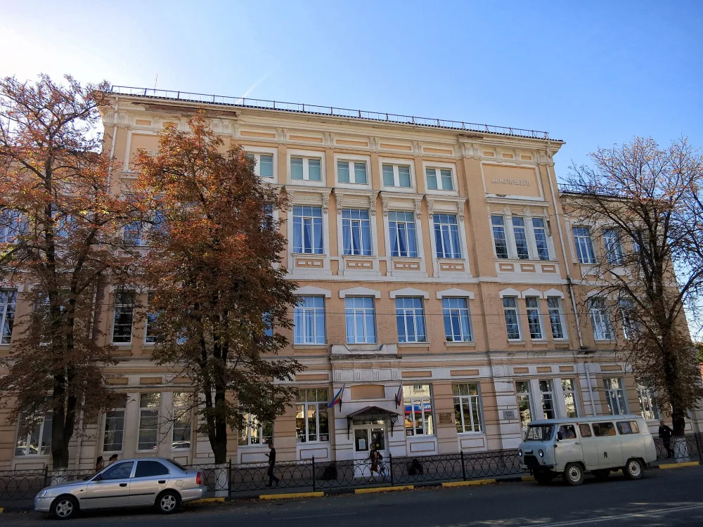 Здание Новочеркасского реального училища, в котором учился советский астроном В.Г. Фесенков, и средней школы № 1, в которой учился Герой Советского Союза А.А. Забронский