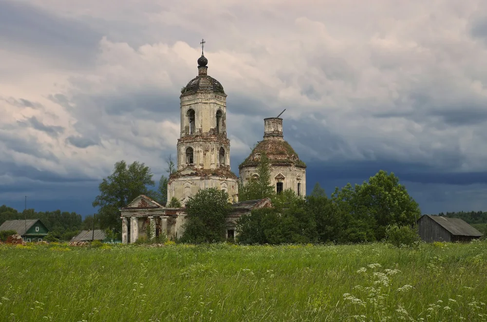 Благовещенская церковь с живописью и иконостасом (Климово)