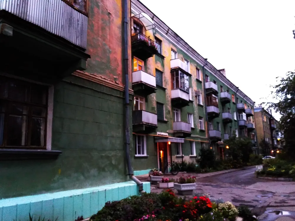 Дом, где жили В.Ф. Гречишников и Ю.Н. Артамонов (Снежинск)
