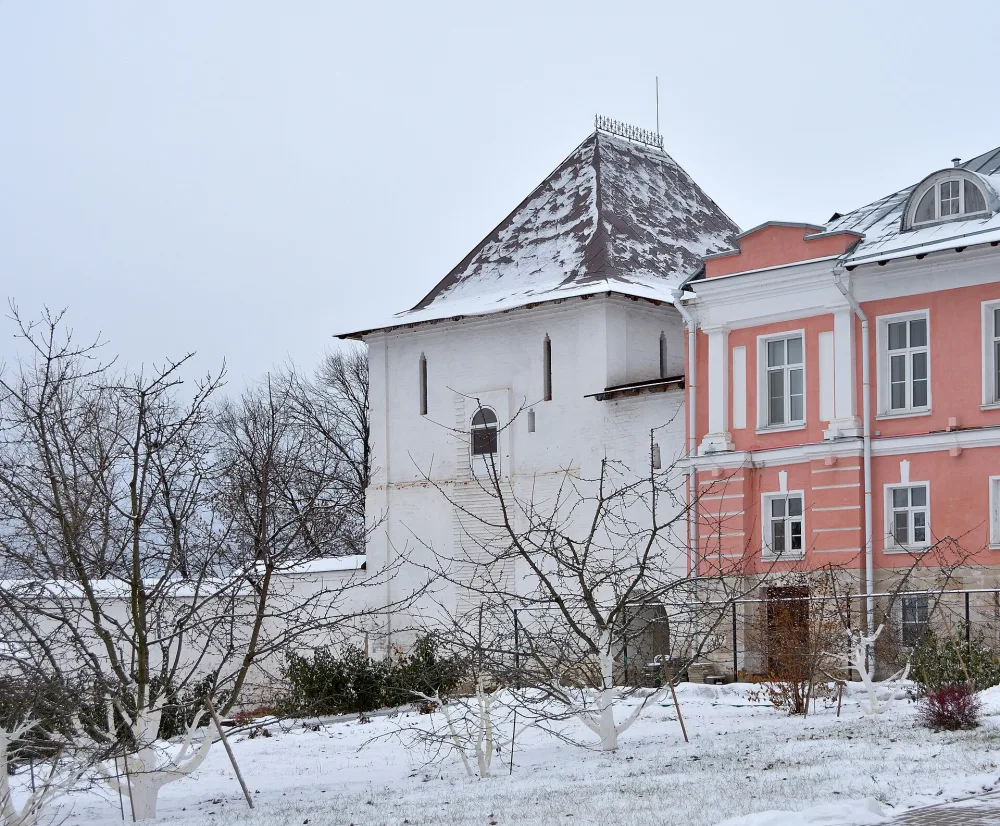Крепостная стена с четырьмя башнями (Серпухов)
