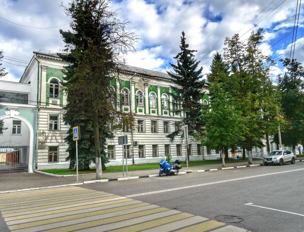 Здание научной библиотеки Тверского госуниверситета с фрагментами общественных зданий (Тверь)