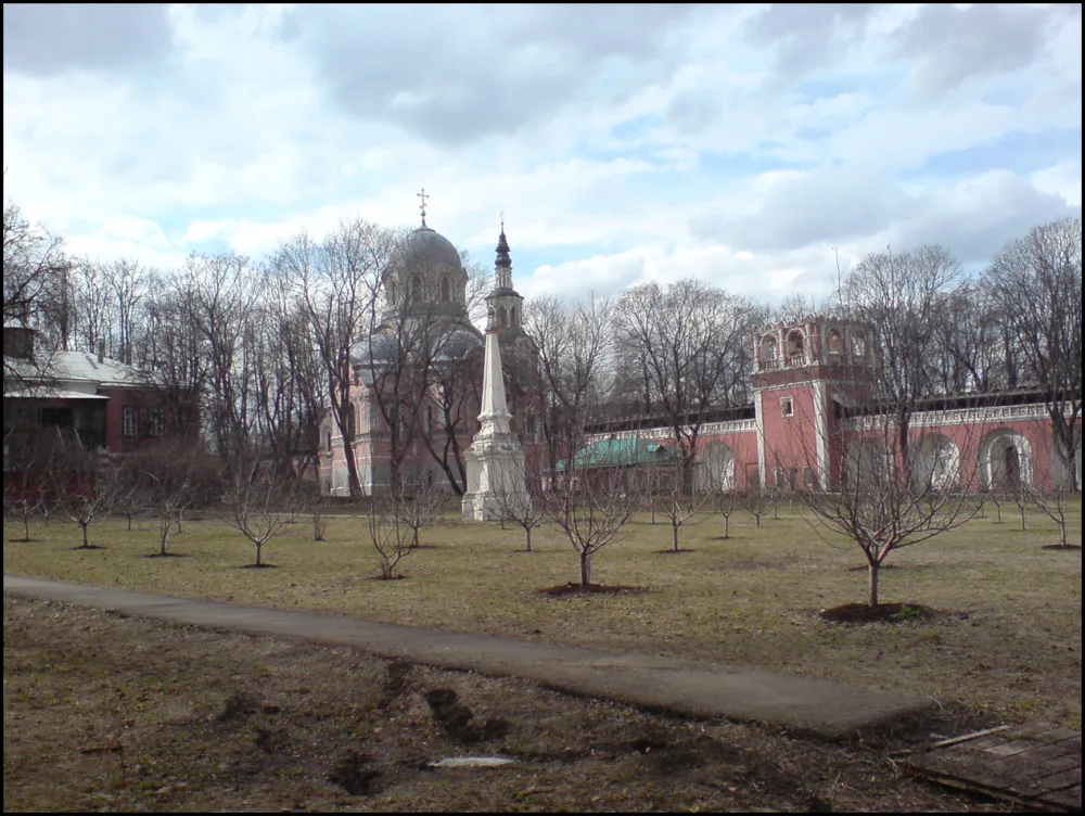 Белокаменный обелиск из усадьбы Коньково (Донской)