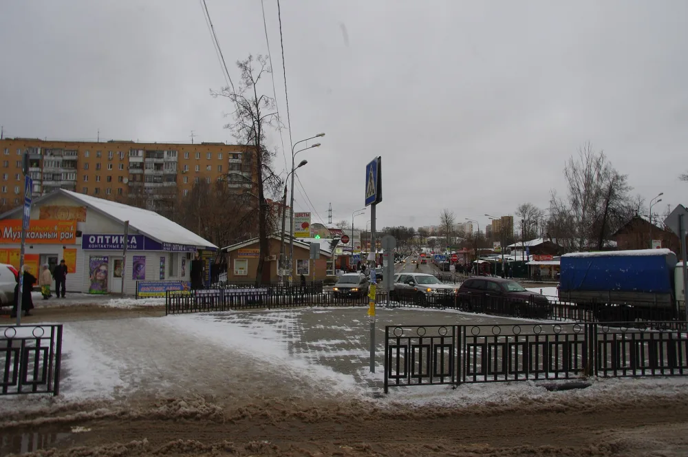 площадь у станции Павшино