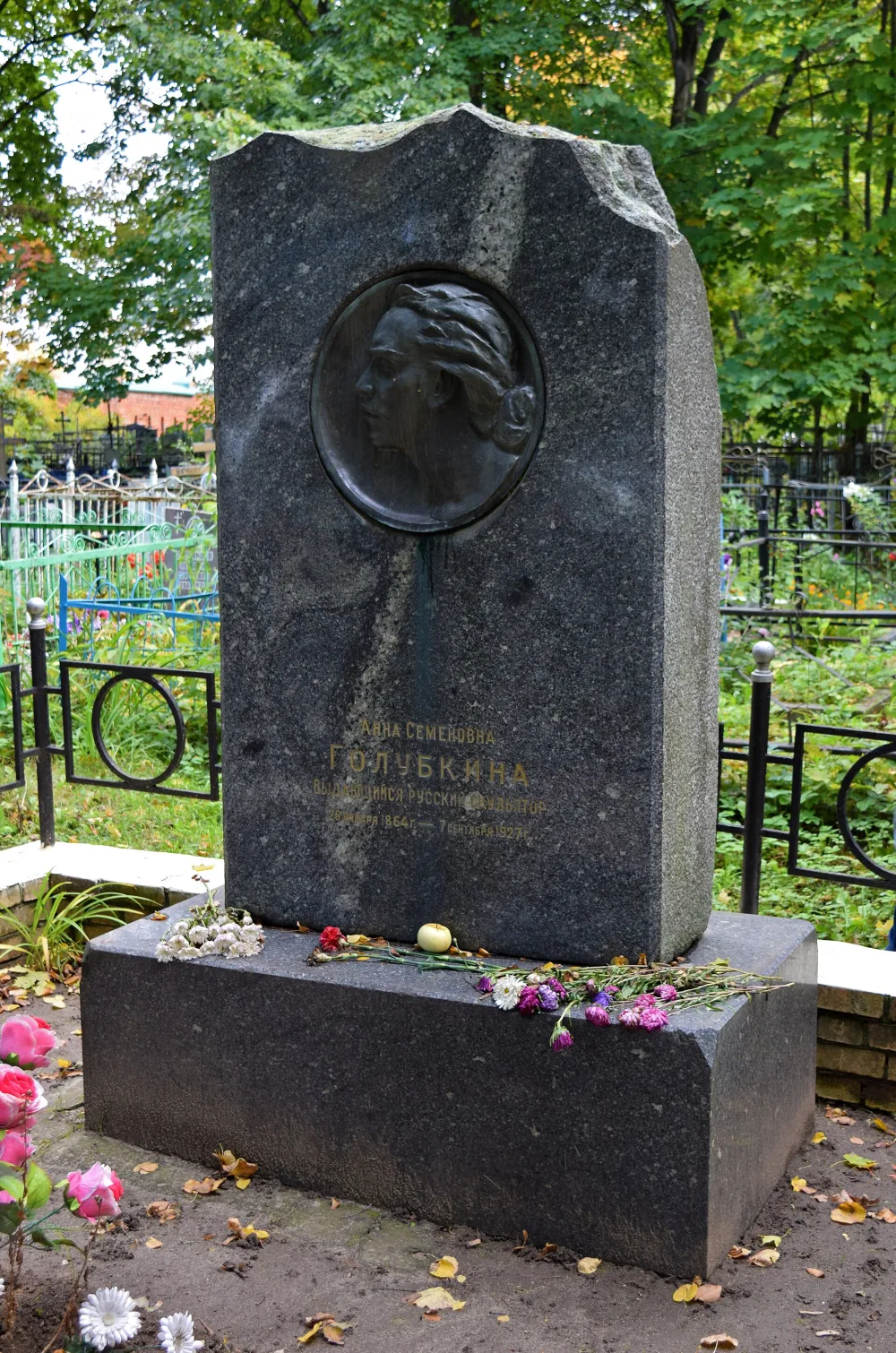 Могила и надгробие скульптора А.С. Голубкиной (1864-1927) (Зарайск)