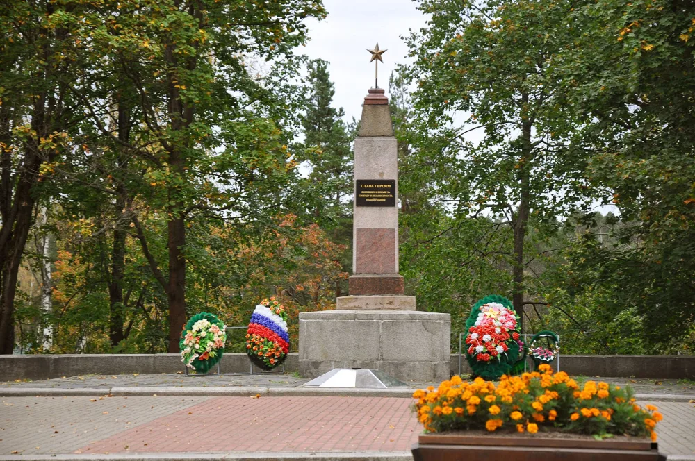 Братская могила советских воинов, погибших в борьбе с фашистами (Рощино)