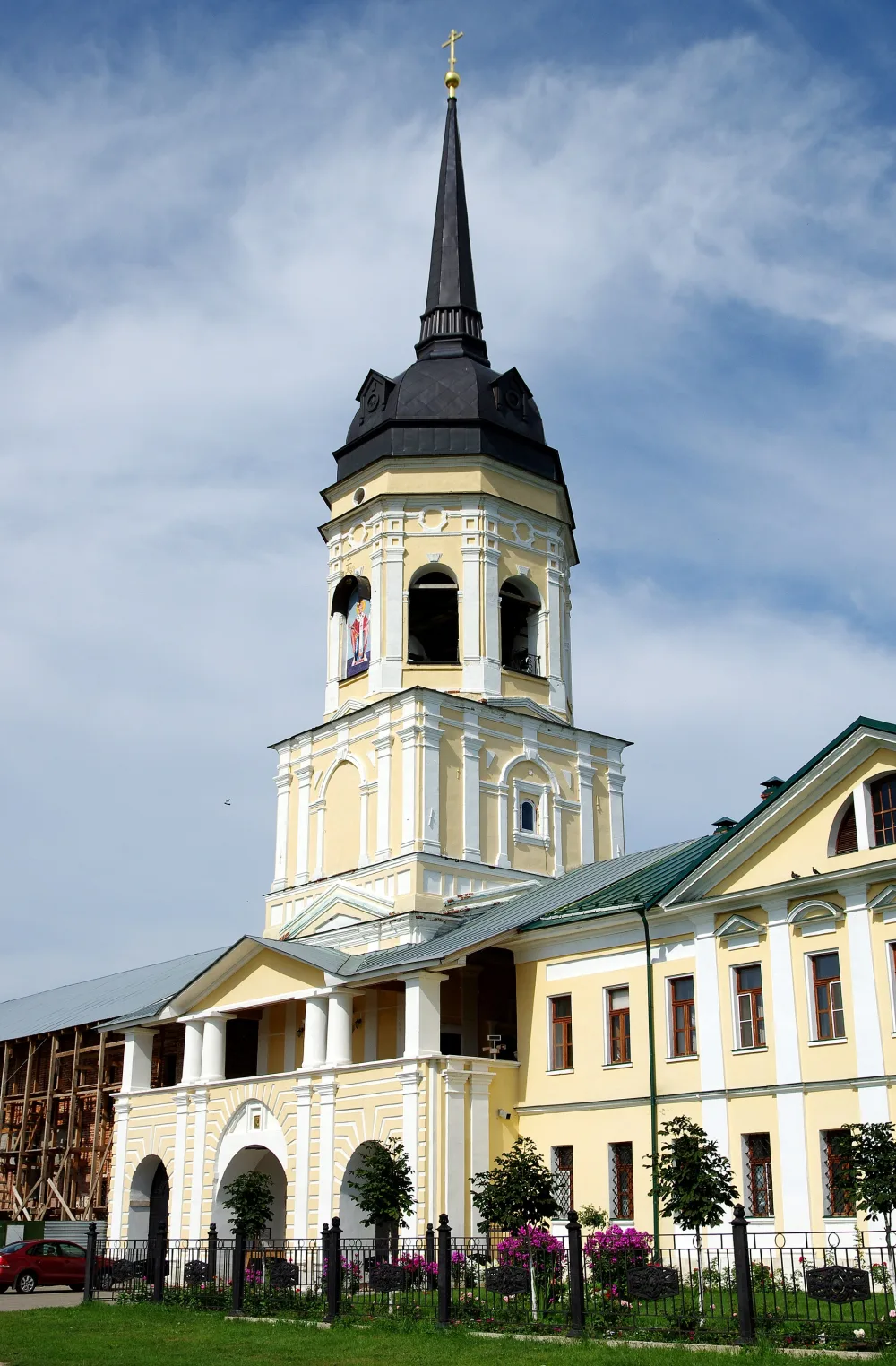 Надвратная колокольня с церковью Петра и Павла (Радовицы)