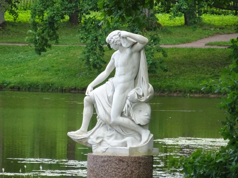 Скульптура «Иона» (Ломоносов)