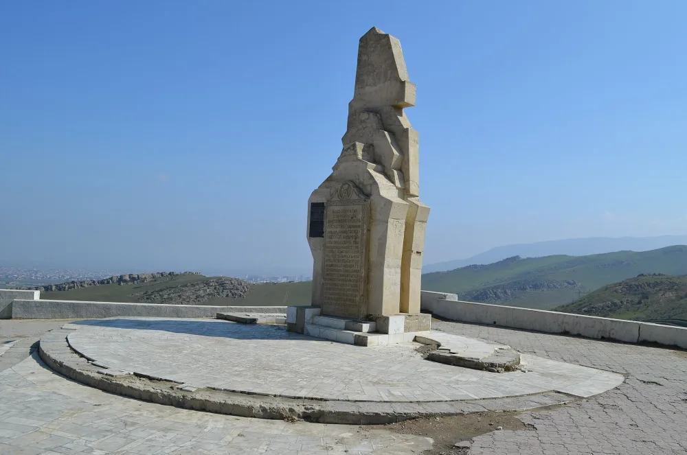 Обелиск строителям дороги Порт-Петровск - Темир-Хан-Шура (Ленинкент)