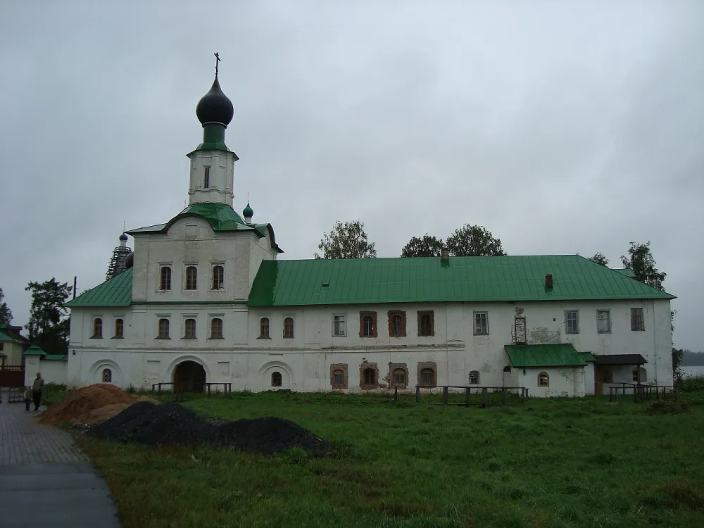 Церковь преподобного Сергия Радонежского (надвратная) (Сретенская церковь) (Антониево-Сийский монастырь)