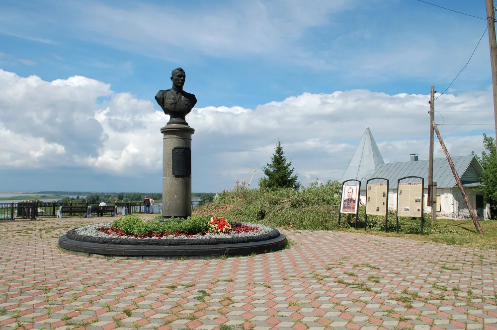 Бюст дважды Героя Советского Союза А.В. Ворожейкина (Городец)