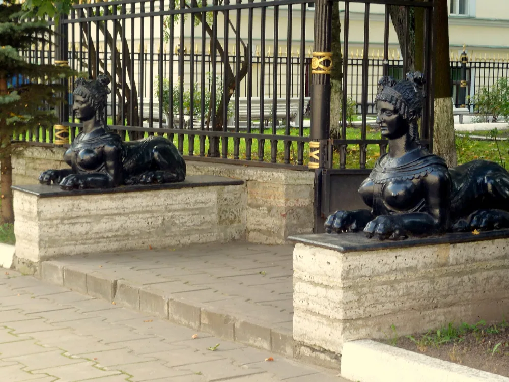 Сфинксы (два)