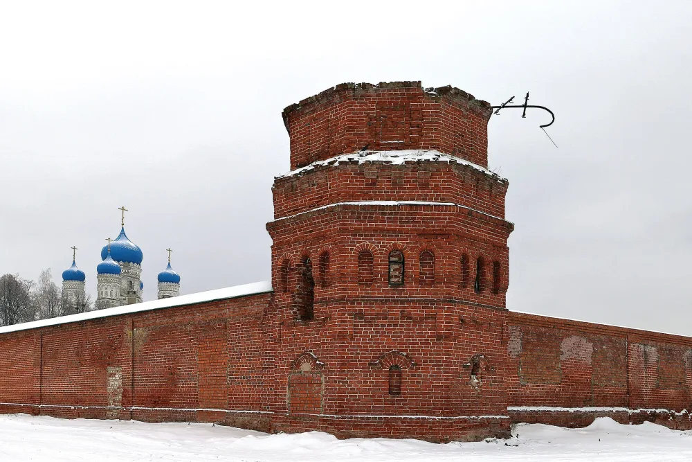 Угловая башня ограды (Сергеево)
