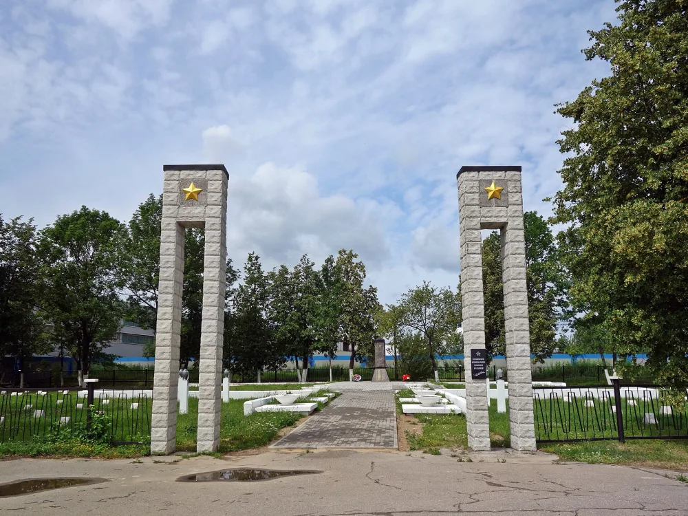 Братское кладбище 167 советских воинов, погибших в борьбе с фашистами (Великий Новгород)
