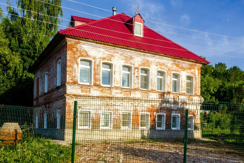 Двухэтажный каменный жилой дом в 7 световых осей (Исады)