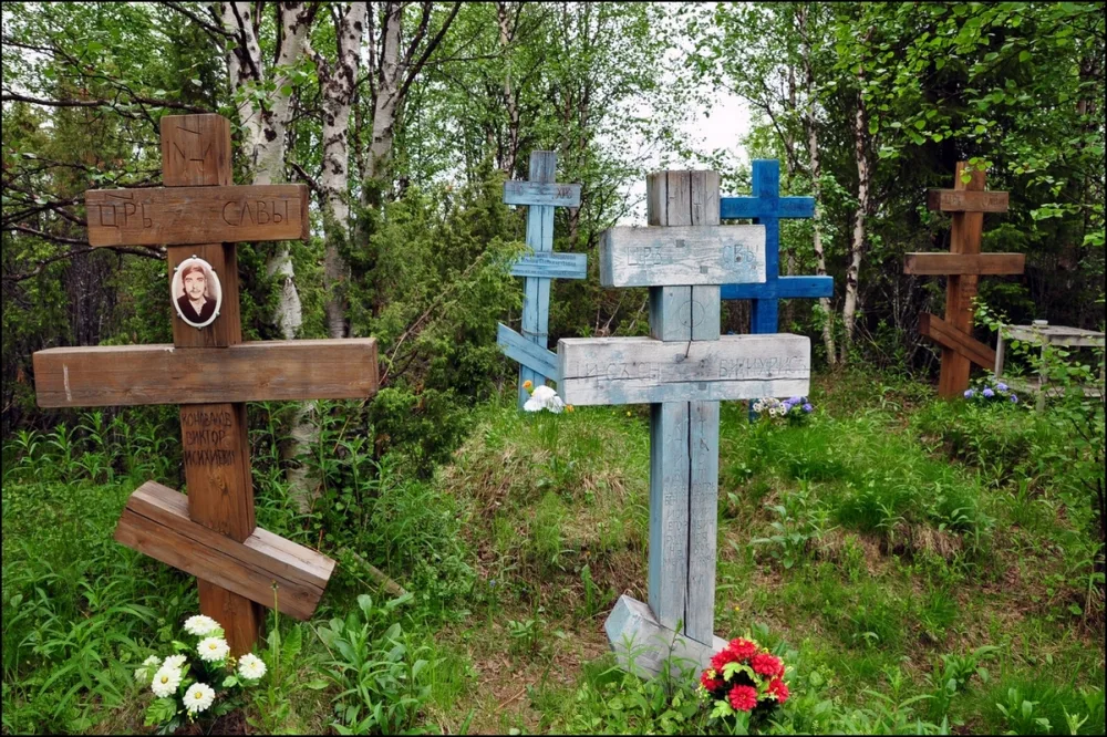 Кладбище на правом берегу р. Варзуги