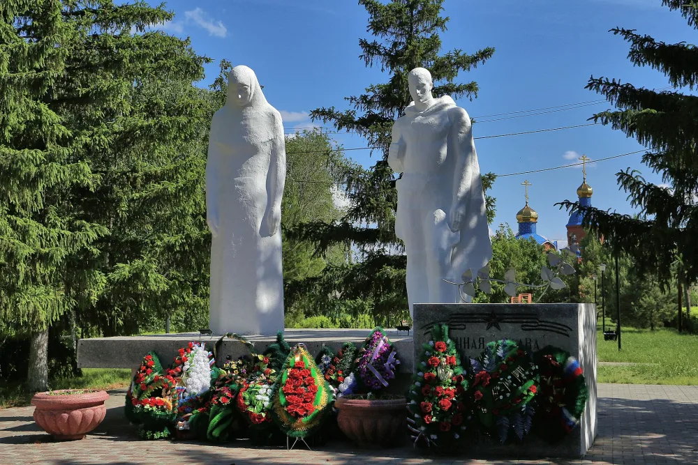 Обелиск воинам-землякам, погибшим в годы Великой Отечественной войны 1941-1945 гг. (Нововаршавка)