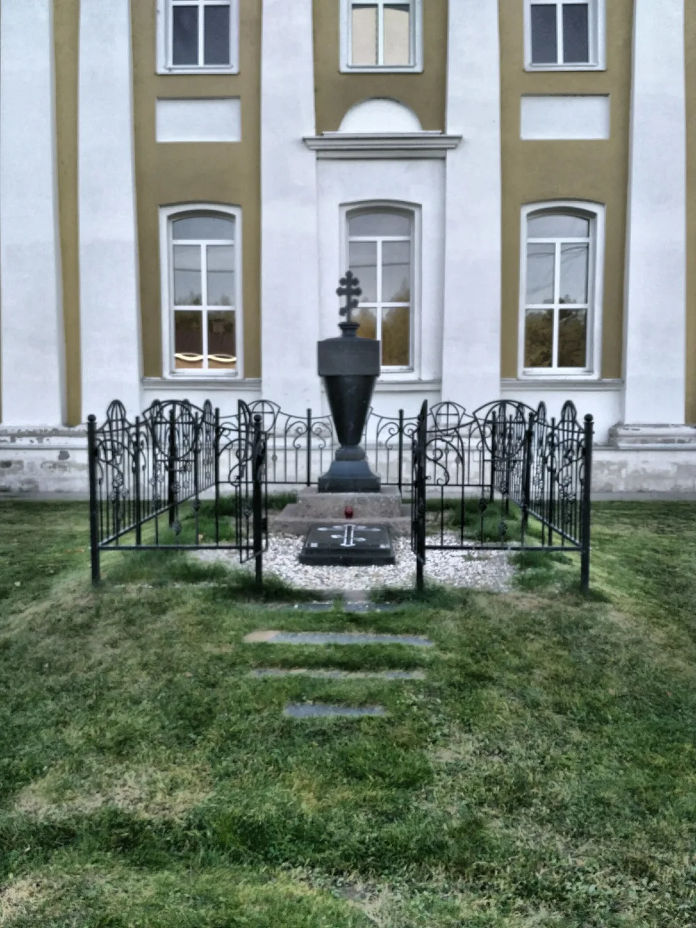 Могила участника Бородинского сражения 1812 г. генерал-майора И. Я. Шатилова (Белое)