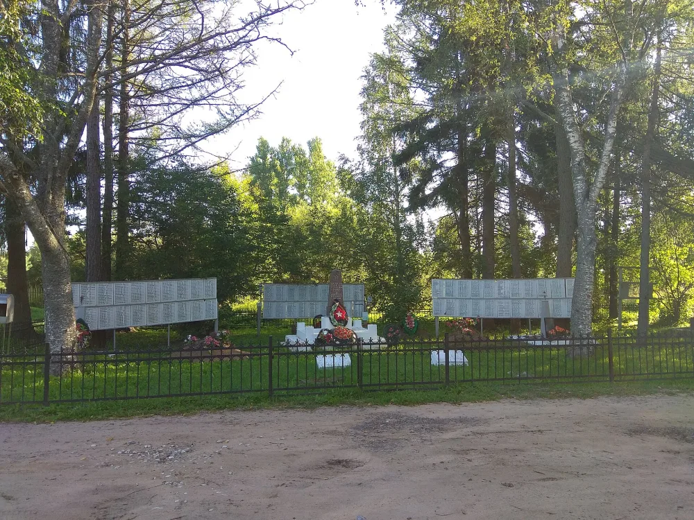 Братская могила 800 советских воинов, погибших в борьбе с фашистами (Оскуй)