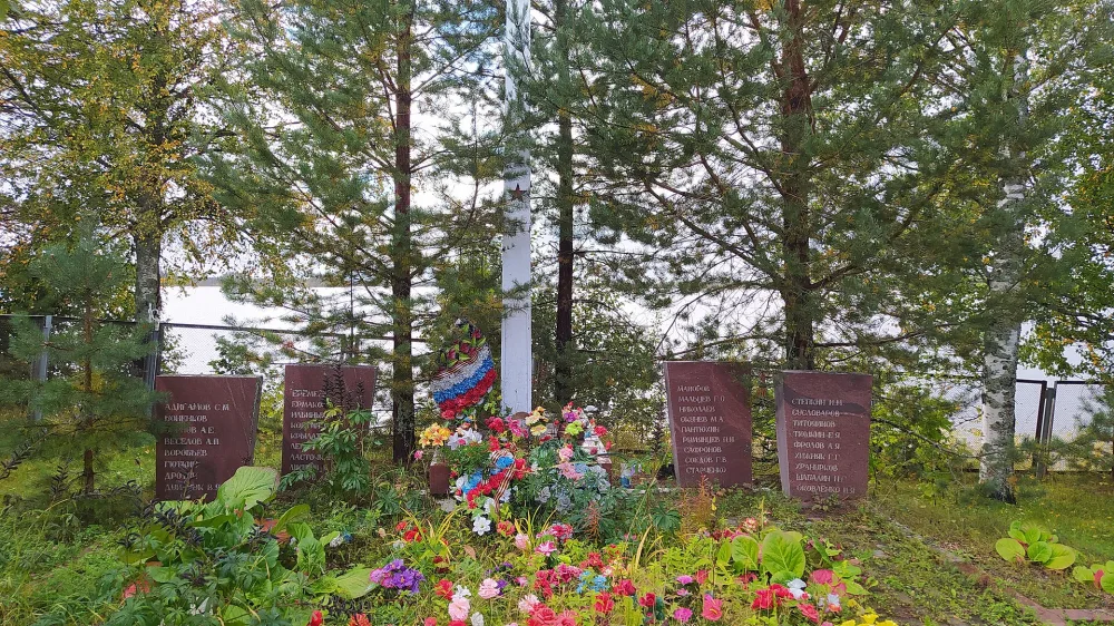 Братская могила советских воинов, погибших в боях с фашистскими захватчиками (Эльмус)