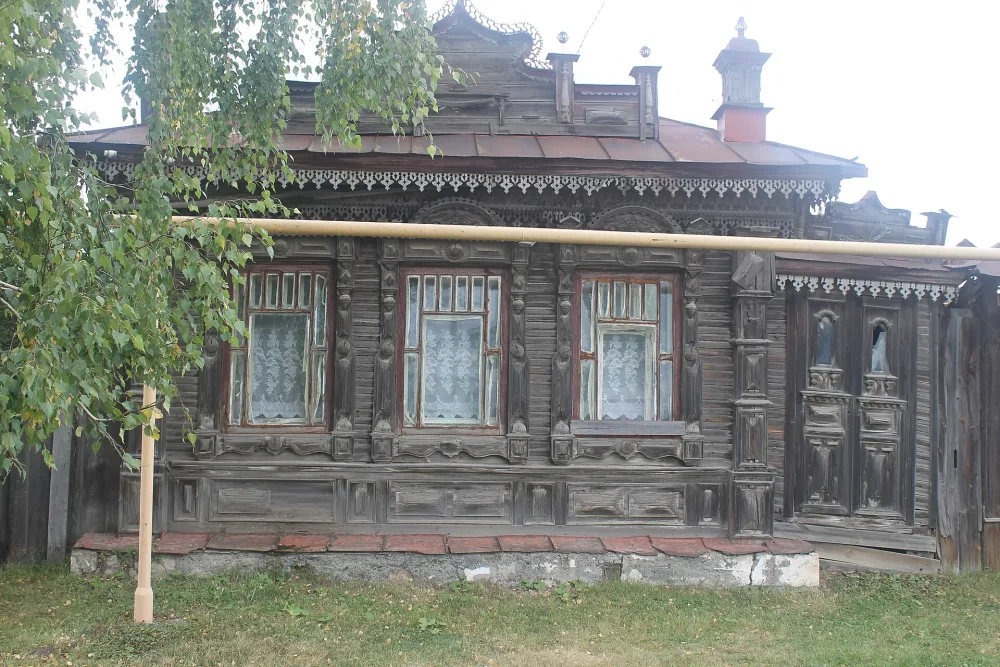 Резной деревянный дом (Быньги)