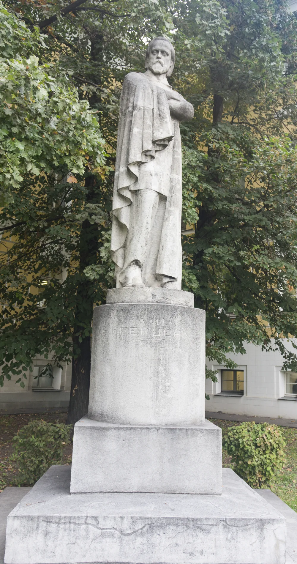Памятник Герцену на Моховой улице