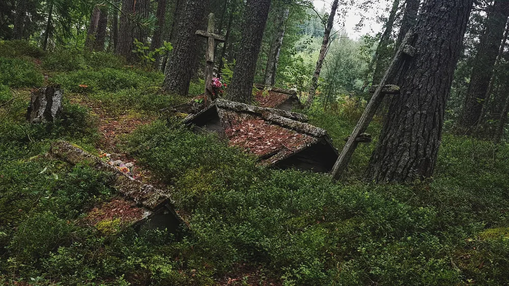 Группа намогильных домиков (Толлорека)