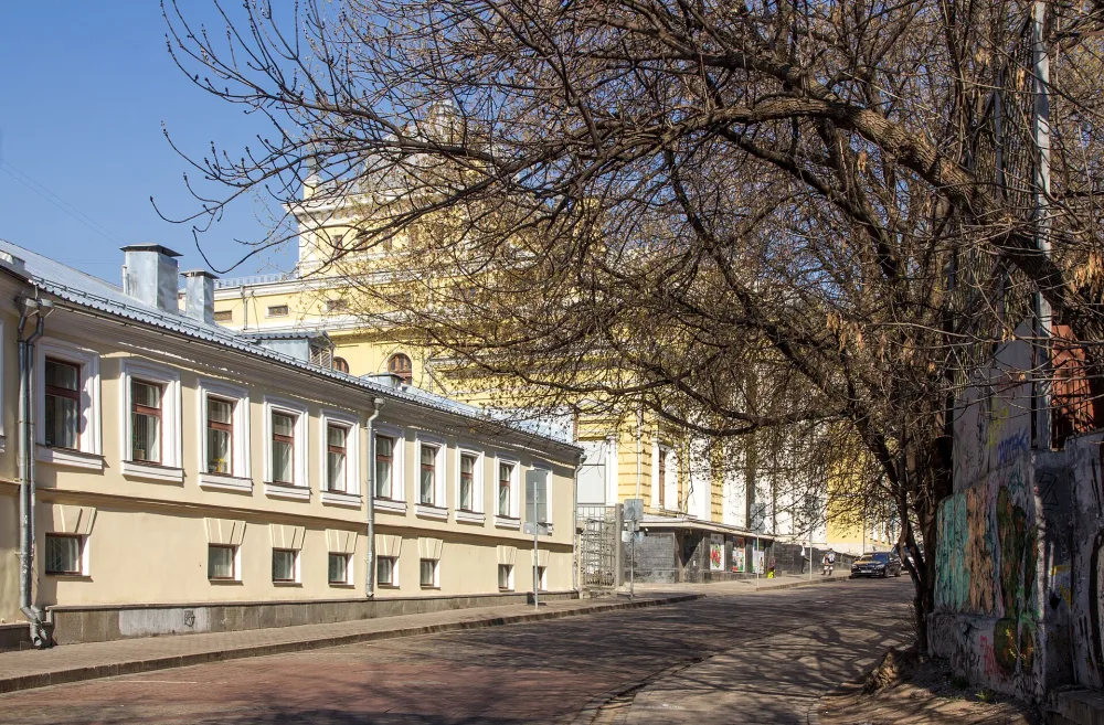Служебная постройка городской усадьбы Чириковых - доходного владения Рыженьковых (Басманный)