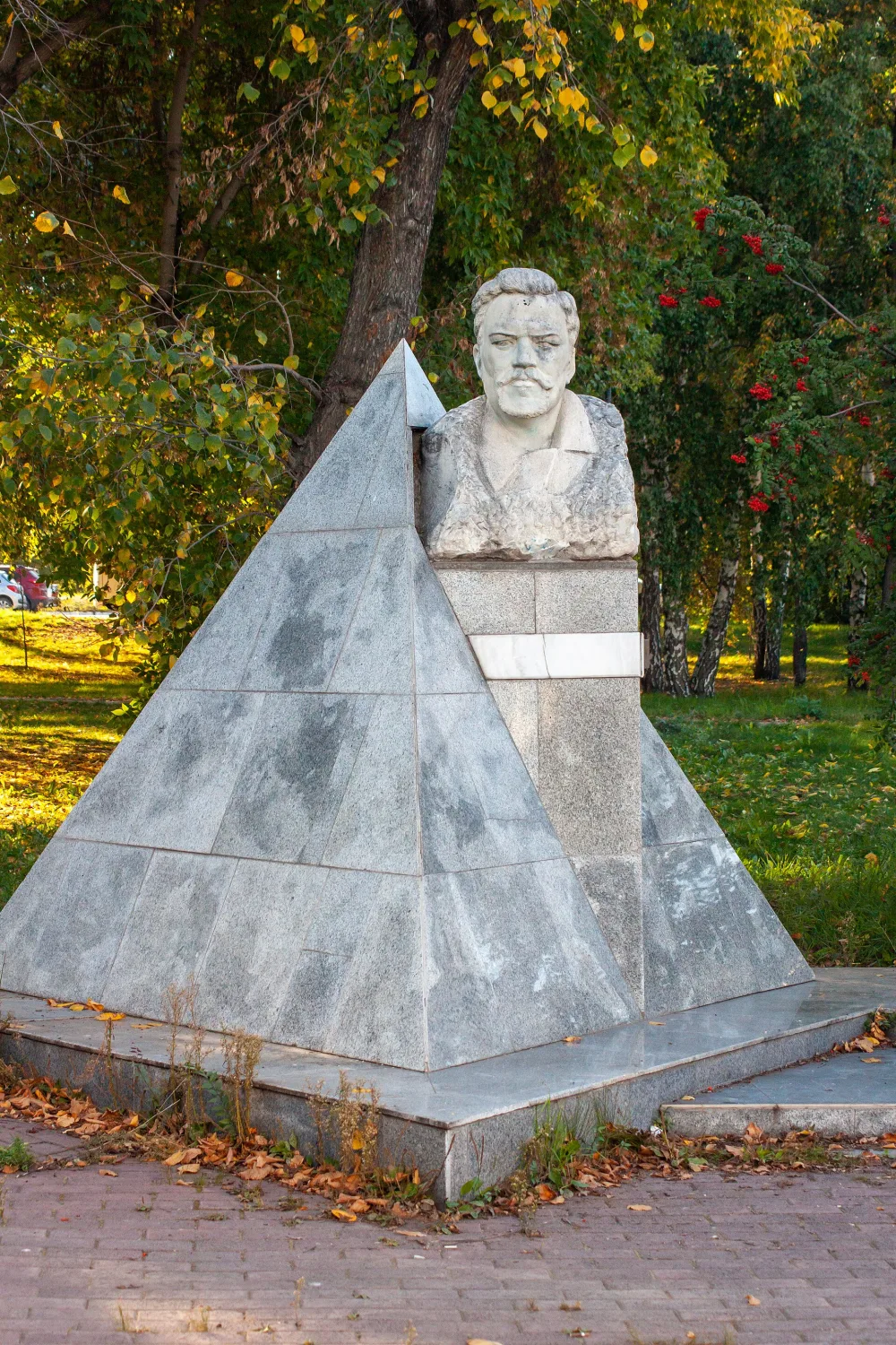 Памятник сталевару А.Н. Грязнову (Магнитогорск)