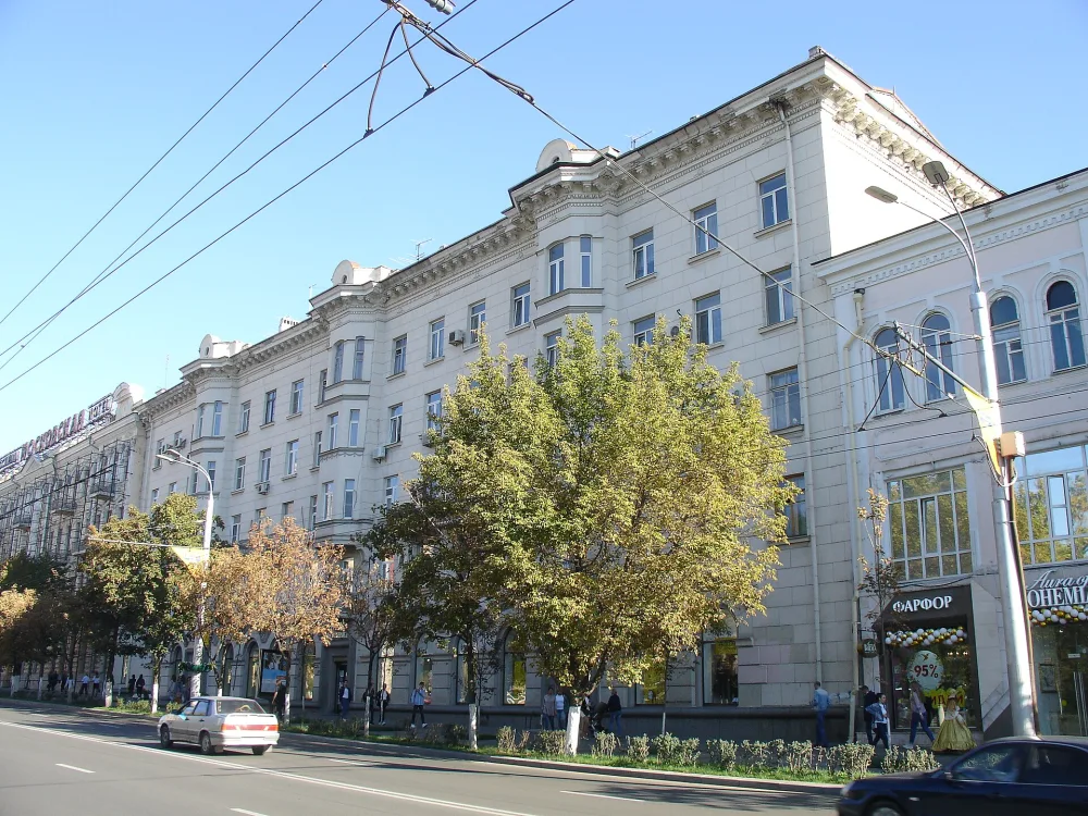 пятиэтажный жилой дом с магазином
